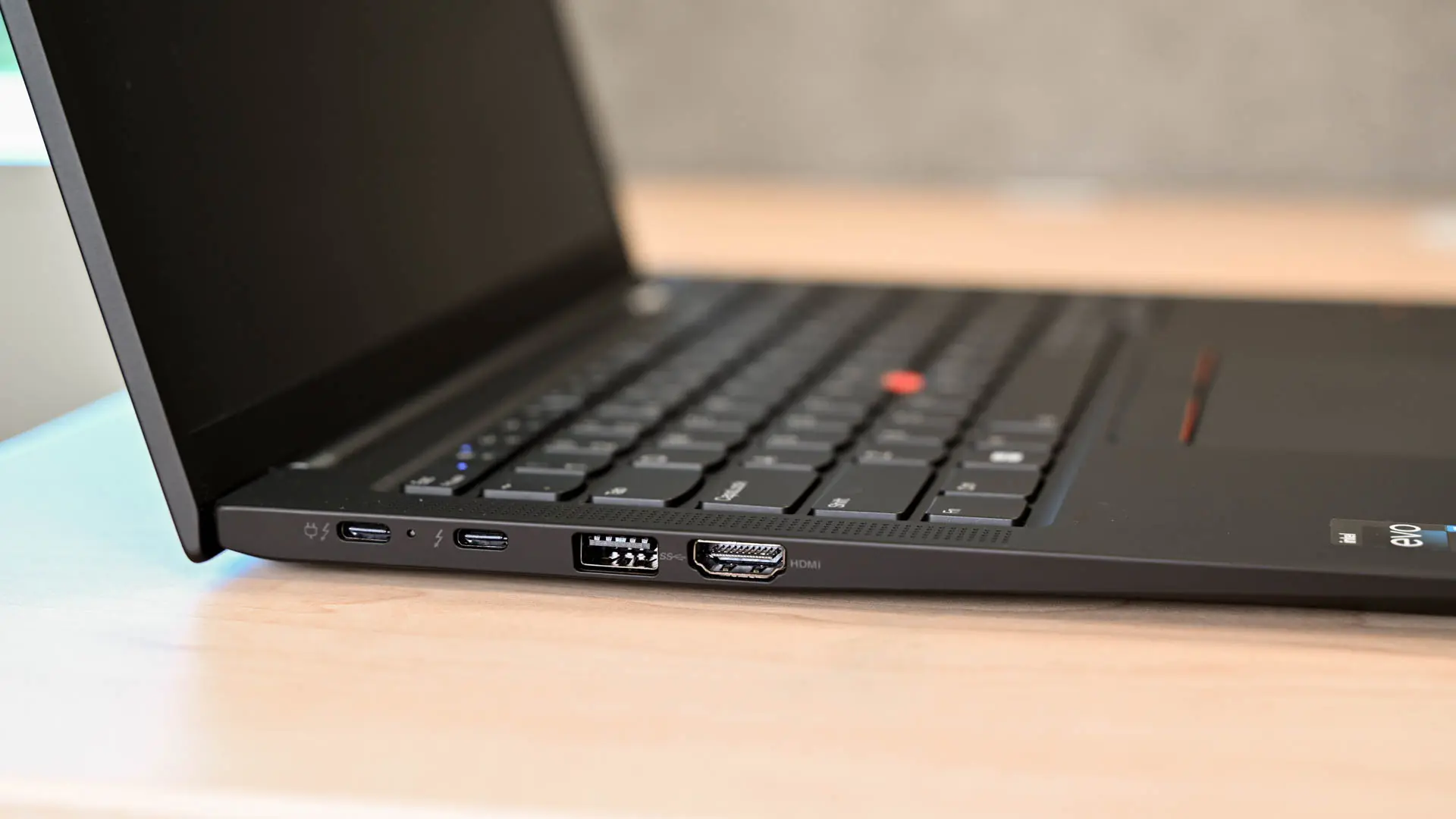 Lado izquierdo de Lenovo X1 Carbon (Gen 11)