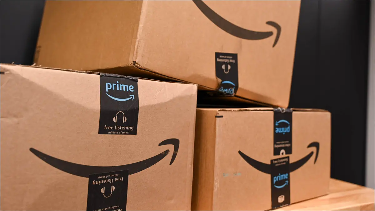 Paquets Amazon empilés sur un établi