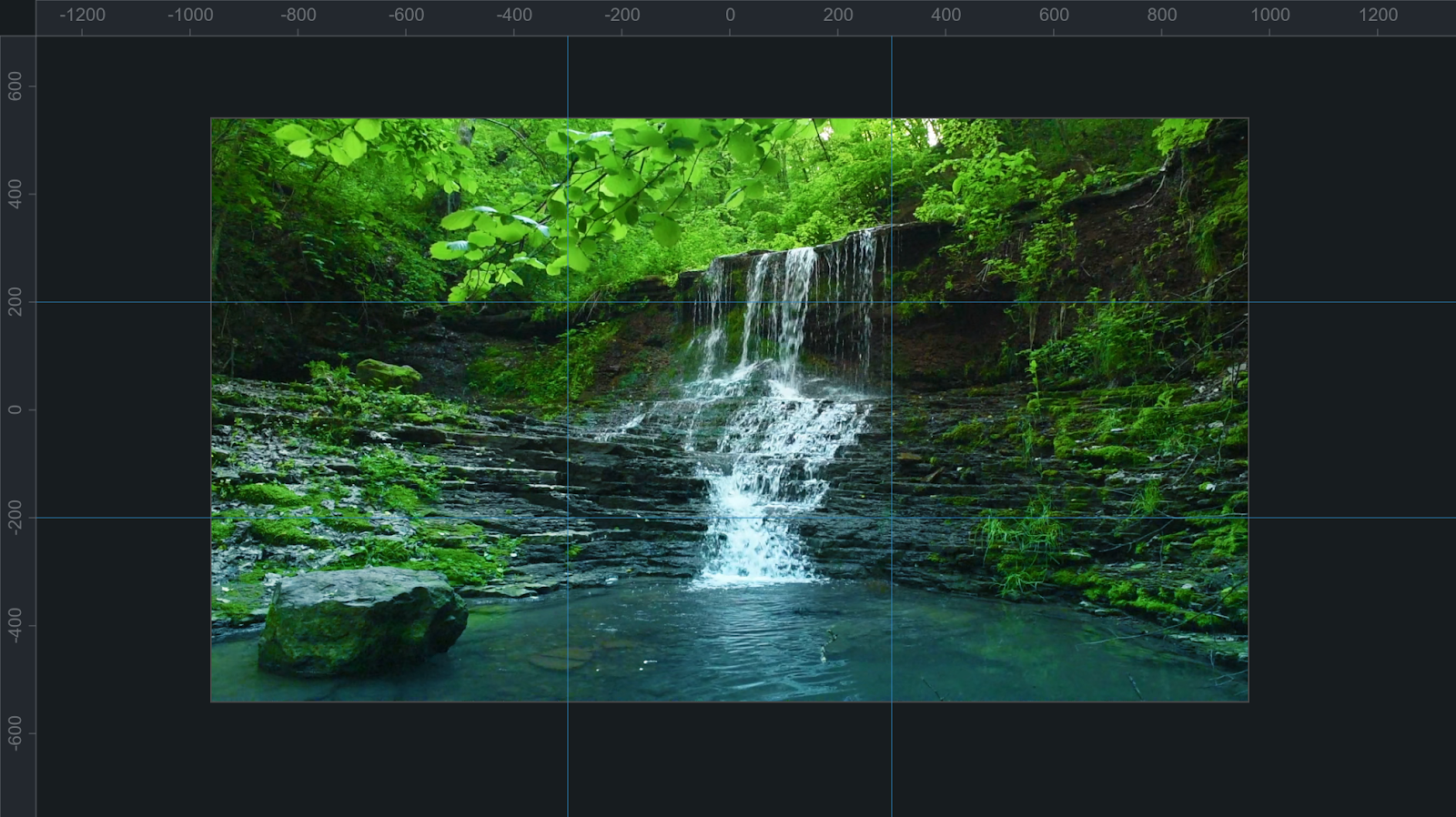 Paisagem tranquila com cachoeira e linhas de grade sobre ela.